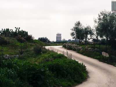 La torretta di controllo dell'aeroporto spicca tra il verde dei campi